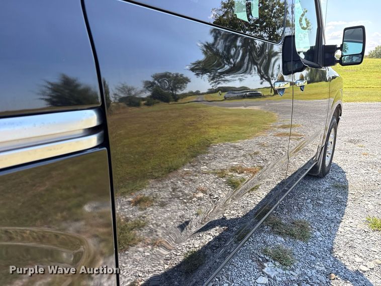 image for item FC4331 2016 Nissan NV3500 van