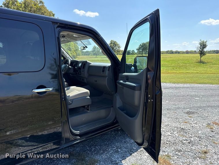 image for item FC4331 2016 Nissan NV3500 van
