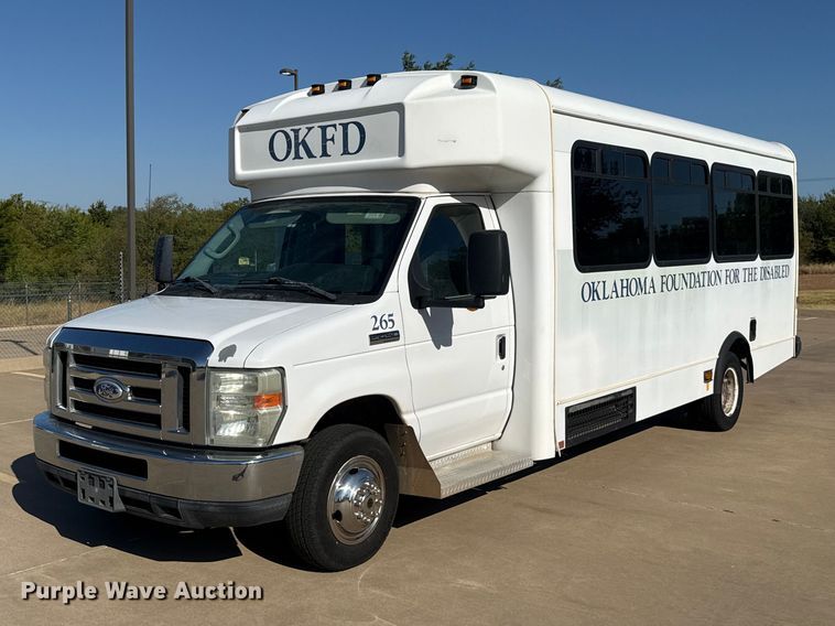 image for item FC4333 2014 Ford E-450 shuttle bus
