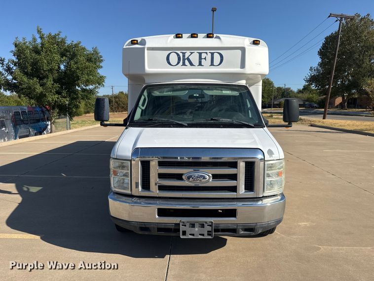 image for item FC4333 2014 Ford E-450 shuttle bus