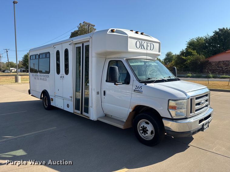 image for item FC4333 2014 Ford E-450 shuttle bus