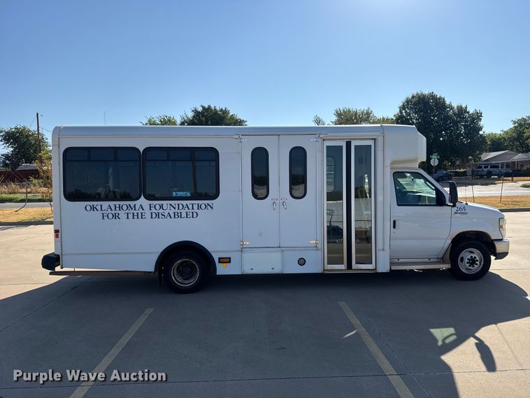 image for item FC4333 2014 Ford E-450 shuttle bus