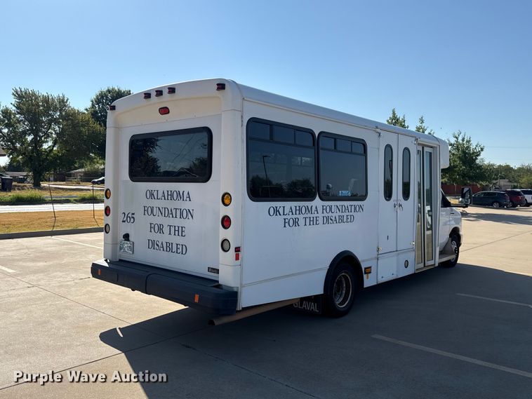 image for item FC4333 2014 Ford E-450 shuttle bus