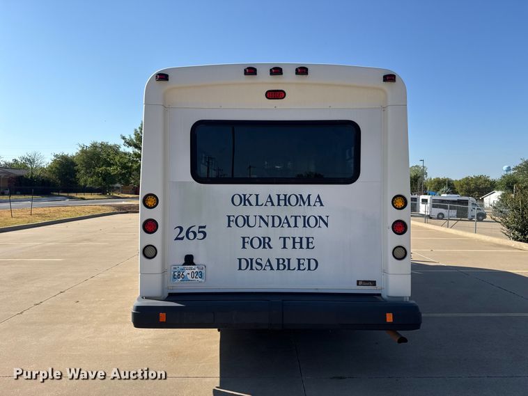 image for item FC4333 2014 Ford E-450 shuttle bus