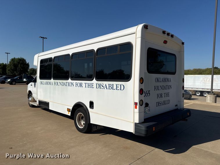 image for item FC4333 2014 Ford E-450 shuttle bus