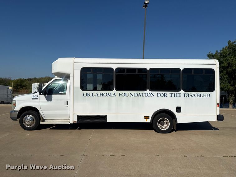 image for item FC4333 2014 Ford E-450 shuttle bus