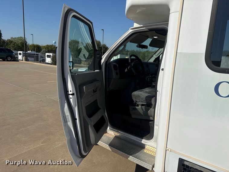 image for item FC4333 2014 Ford E-450 shuttle bus