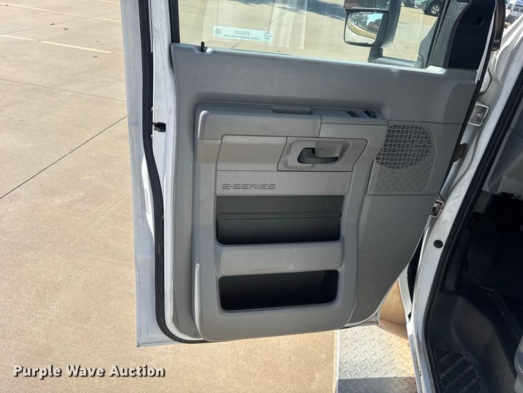 image for item FC4333 2014 Ford E-450 shuttle bus