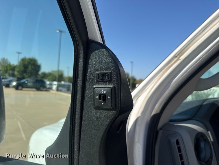 image for item FC4333 2014 Ford E-450 shuttle bus