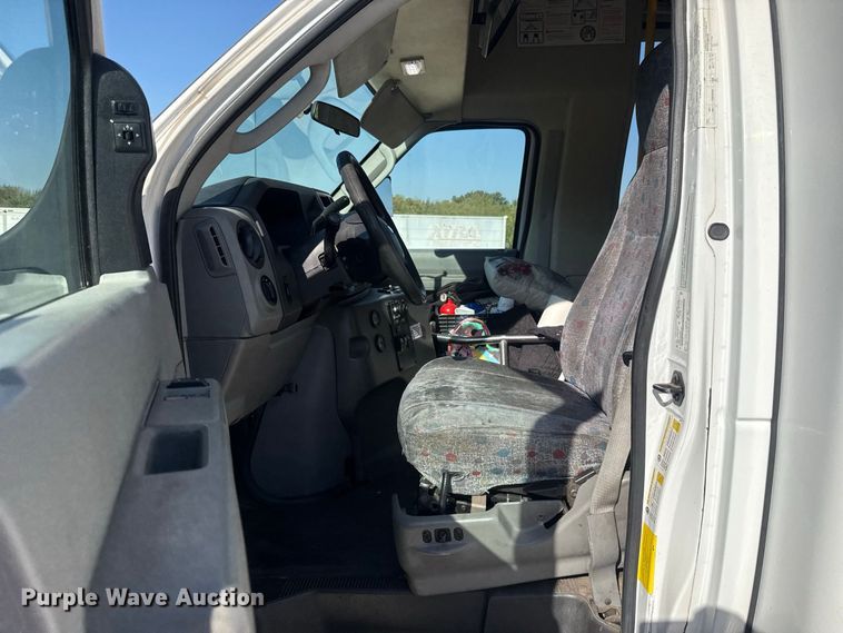 image for item FC4333 2014 Ford E-450 shuttle bus