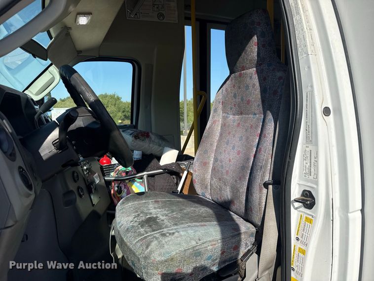 image for item FC4333 2014 Ford E-450 shuttle bus