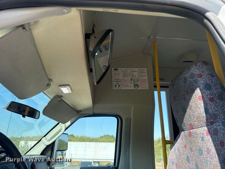 image for item FC4333 2014 Ford E-450 shuttle bus