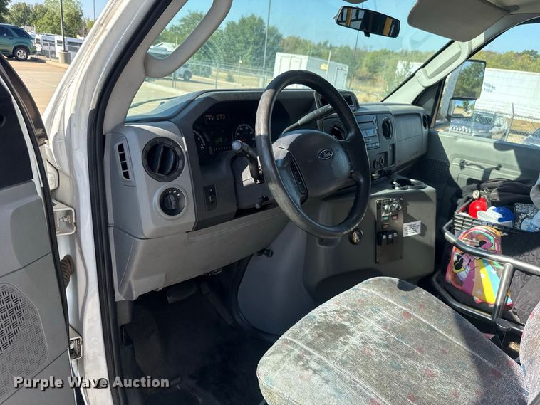 image for item FC4333 2014 Ford E-450 shuttle bus