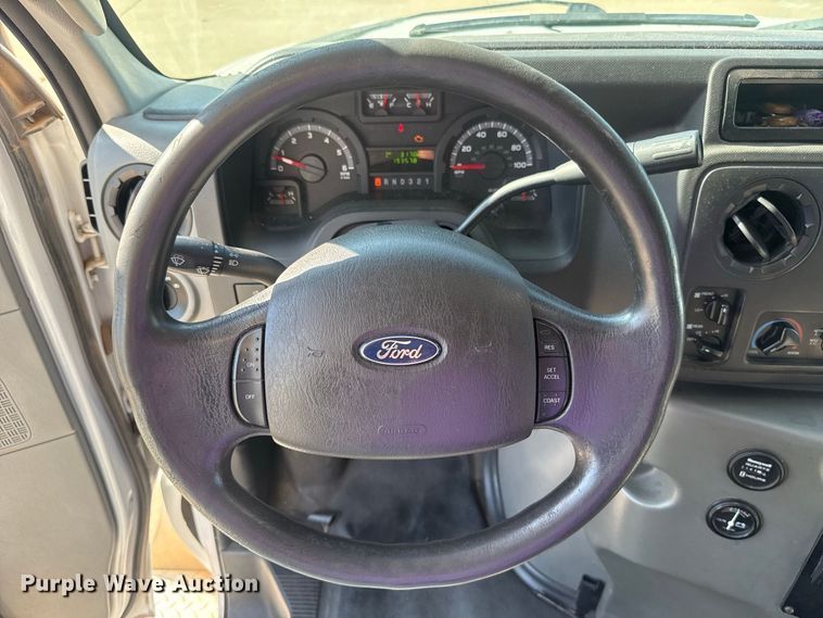 image for item FC4333 2014 Ford E-450 shuttle bus
