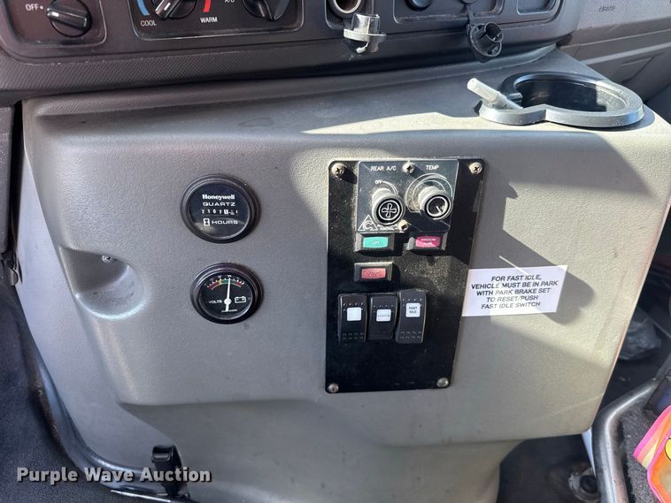 image for item FC4333 2014 Ford E-450 shuttle bus