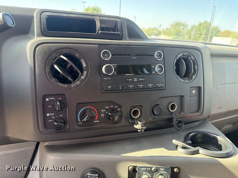 image for item FC4333 2014 Ford E-450 shuttle bus