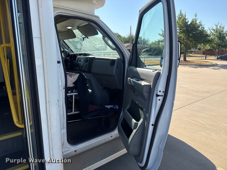 image for item FC4333 2014 Ford E-450 shuttle bus