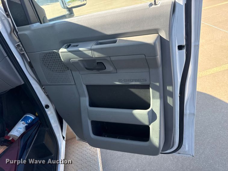 image for item FC4333 2014 Ford E-450 shuttle bus