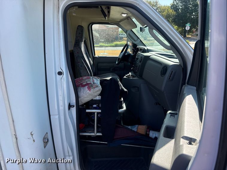 image for item FC4333 2014 Ford E-450 shuttle bus