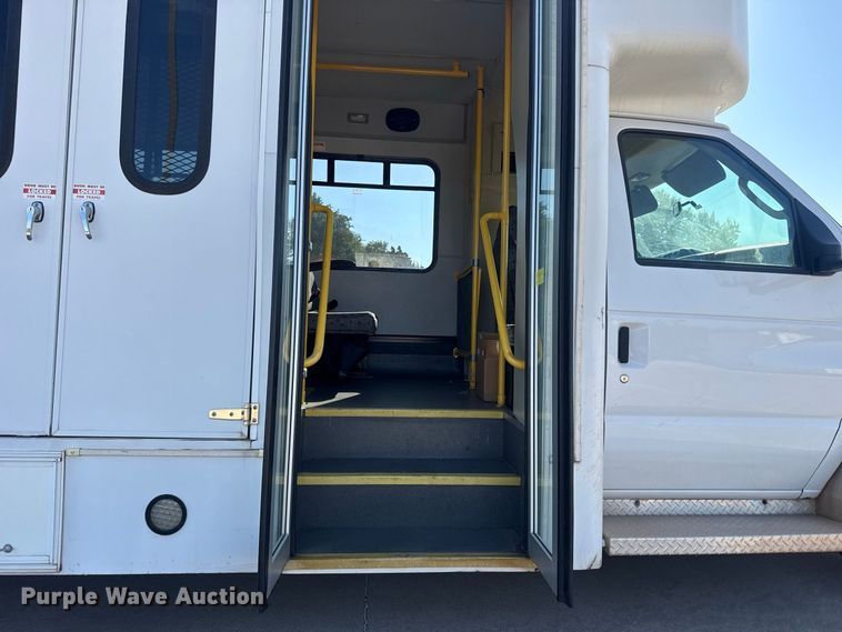 image for item FC4333 2014 Ford E-450 shuttle bus