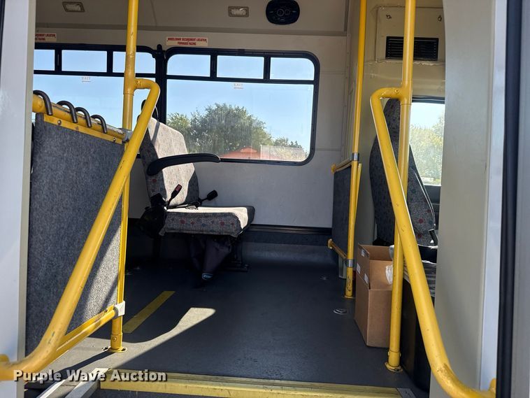 image for item FC4333 2014 Ford E-450 shuttle bus