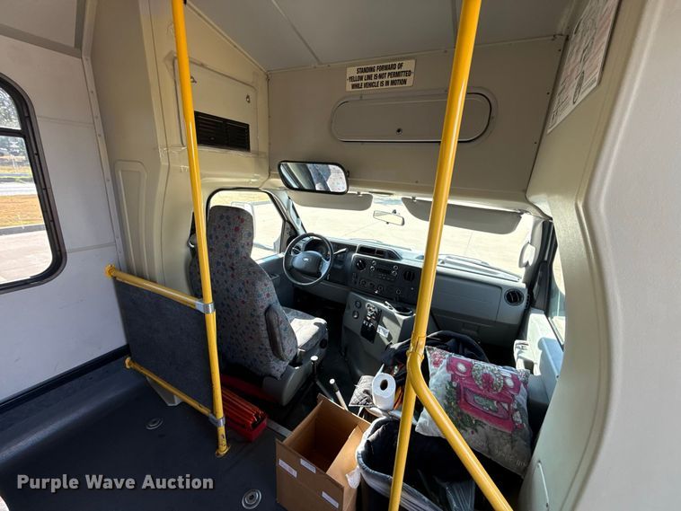 image for item FC4333 2014 Ford E-450 shuttle bus