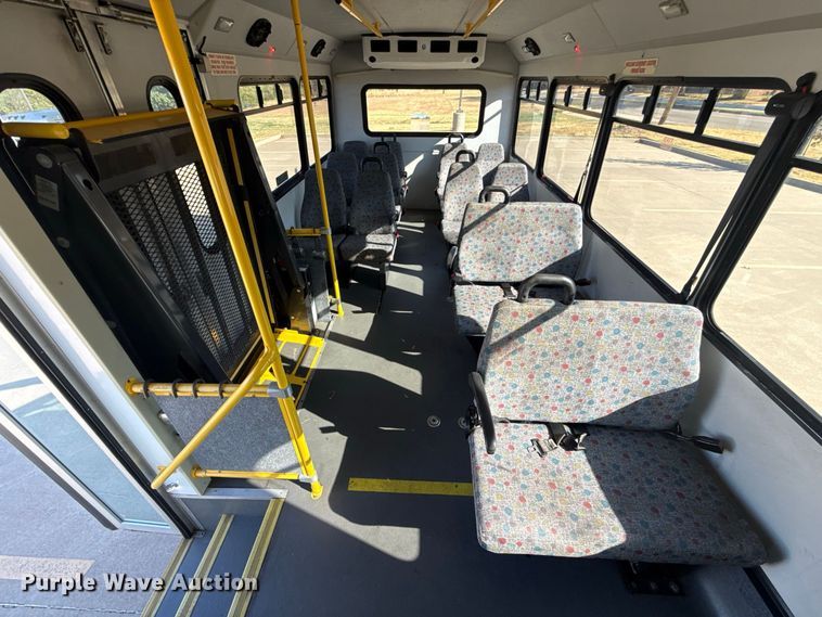 image for item FC4333 2014 Ford E-450 shuttle bus