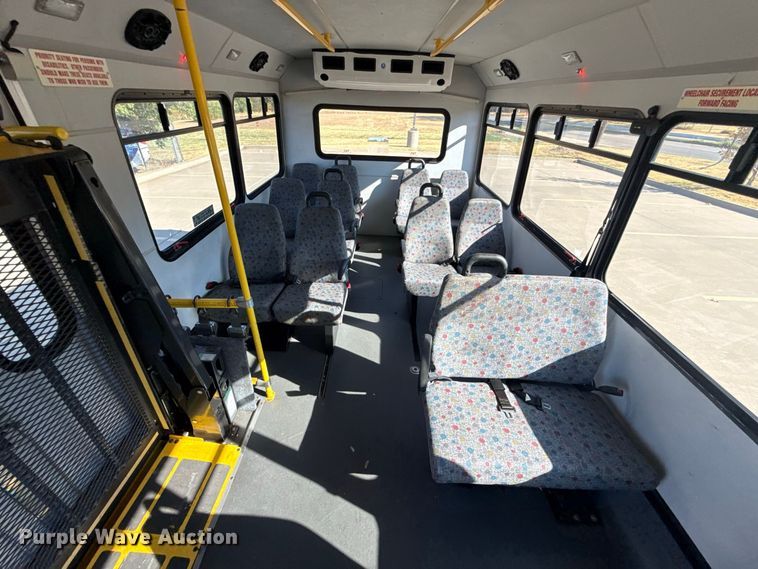 image for item FC4333 2014 Ford E-450 shuttle bus