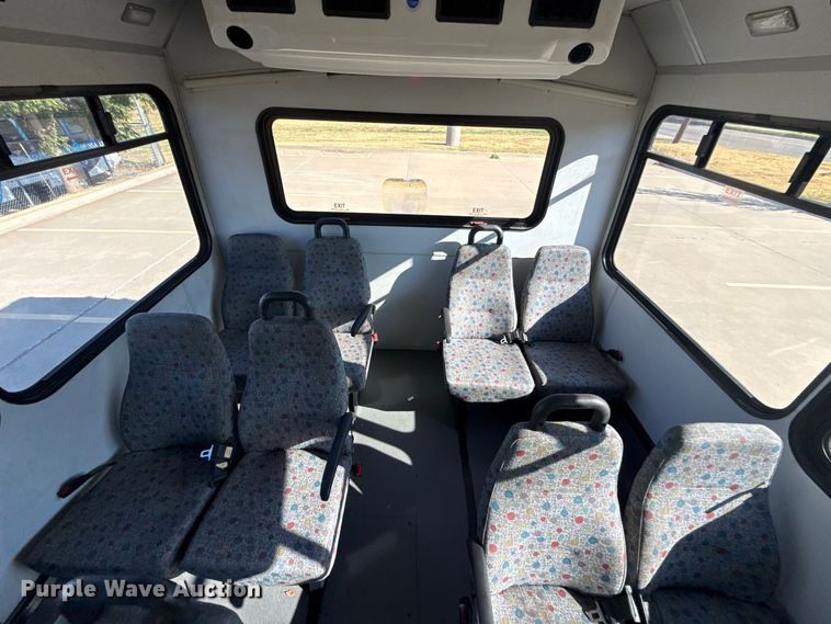 image for item FC4333 2014 Ford E-450 shuttle bus