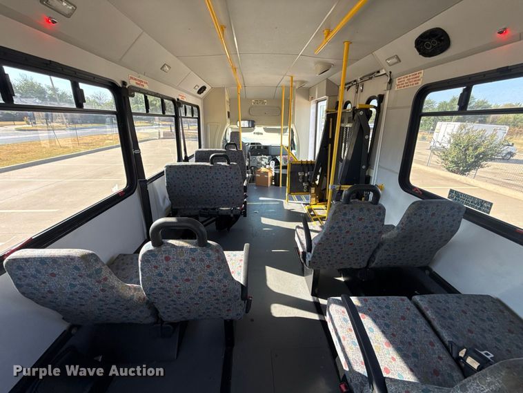image for item FC4333 2014 Ford E-450 shuttle bus