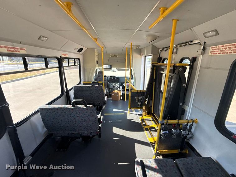 image for item FC4333 2014 Ford E-450 shuttle bus