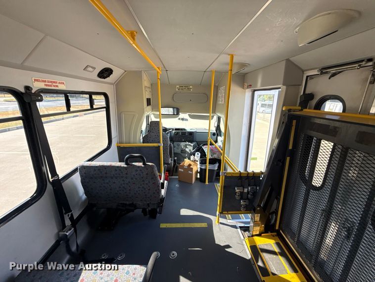 image for item FC4333 2014 Ford E-450 shuttle bus