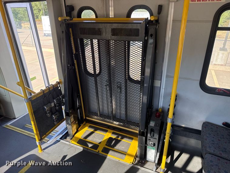 image for item FC4333 2014 Ford E-450 shuttle bus