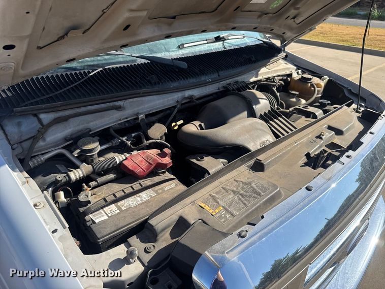 image for item FC4333 2014 Ford E-450 shuttle bus