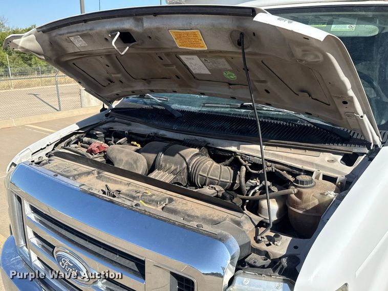 image for item FC4333 2014 Ford E-450 shuttle bus