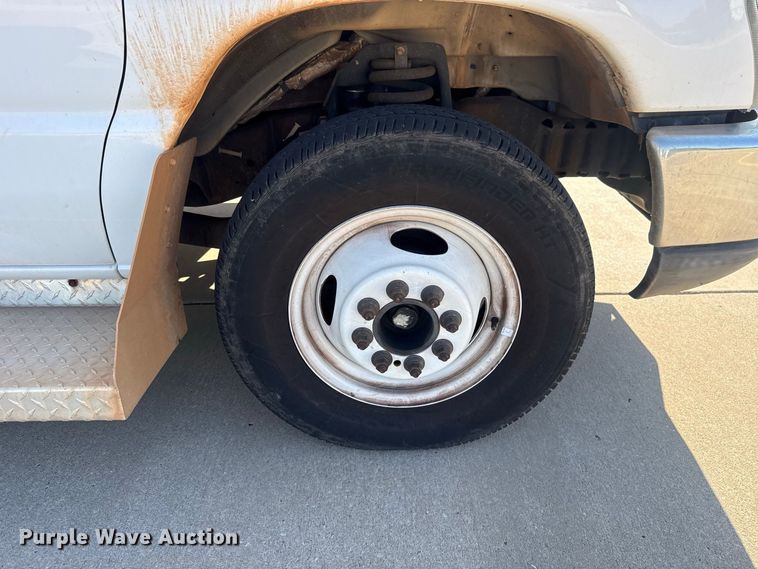 image for item FC4333 2014 Ford E-450 shuttle bus