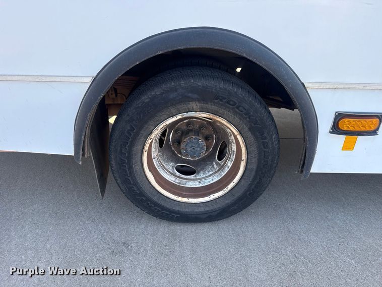 image for item FC4333 2014 Ford E-450 shuttle bus