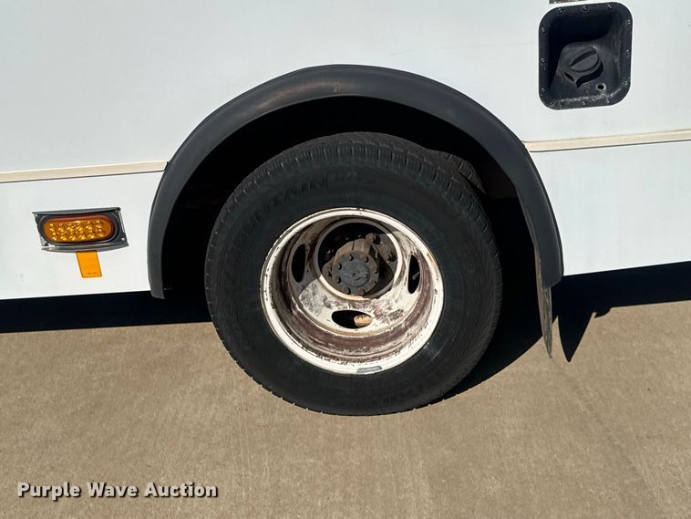 image for item FC4333 2014 Ford E-450 shuttle bus