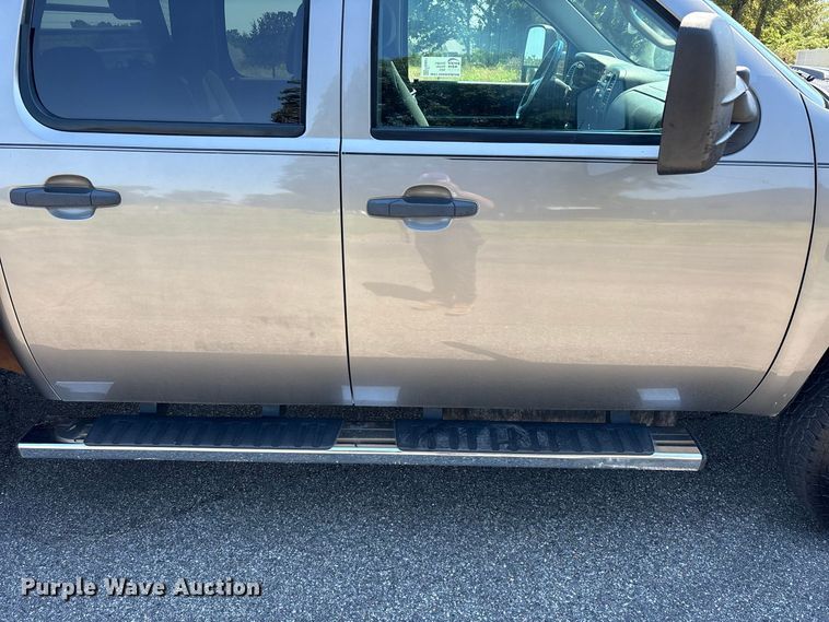 image for item FG0621 2013 GMC Sierra 3500 SLE Crew Cab flatbed pickup truck