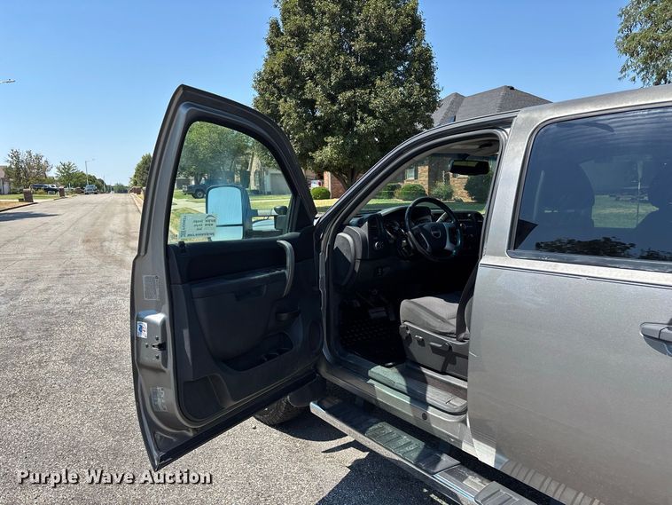 image for item FG0621 2013 GMC Sierra 3500 SLE Crew Cab flatbed pickup truck
