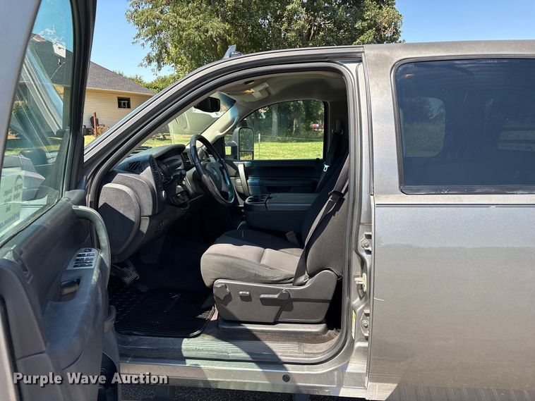 image for item FG0621 2013 GMC Sierra 3500 SLE Crew Cab flatbed pickup truck