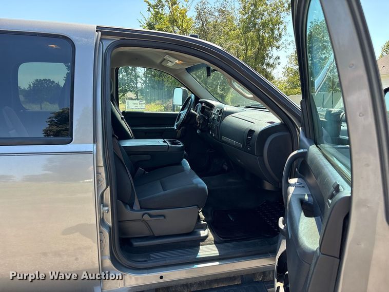 image for item FG0621 2013 GMC Sierra 3500 SLE Crew Cab flatbed pickup truck