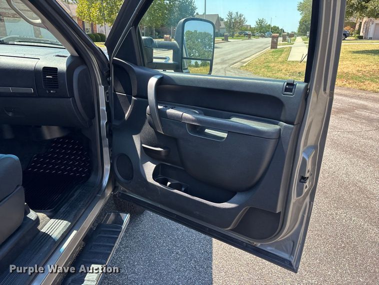 image for item FG0621 2013 GMC Sierra 3500 SLE Crew Cab flatbed pickup truck