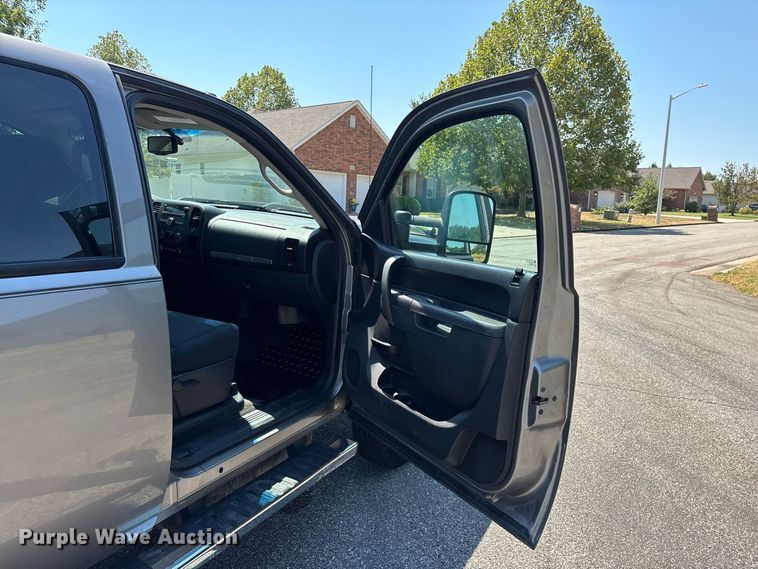 image for item FG0621 2013 GMC Sierra 3500 SLE Crew Cab flatbed pickup truck