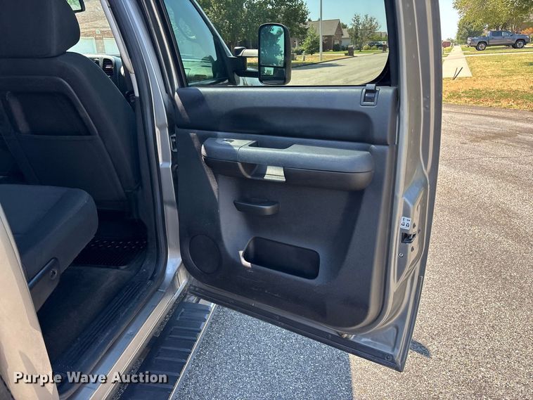 image for item FG0621 2013 GMC Sierra 3500 SLE Crew Cab flatbed pickup truck