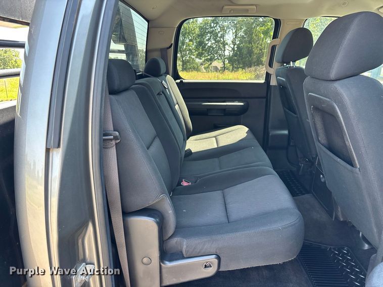image for item FG0621 2013 GMC Sierra 3500 SLE Crew Cab flatbed pickup truck