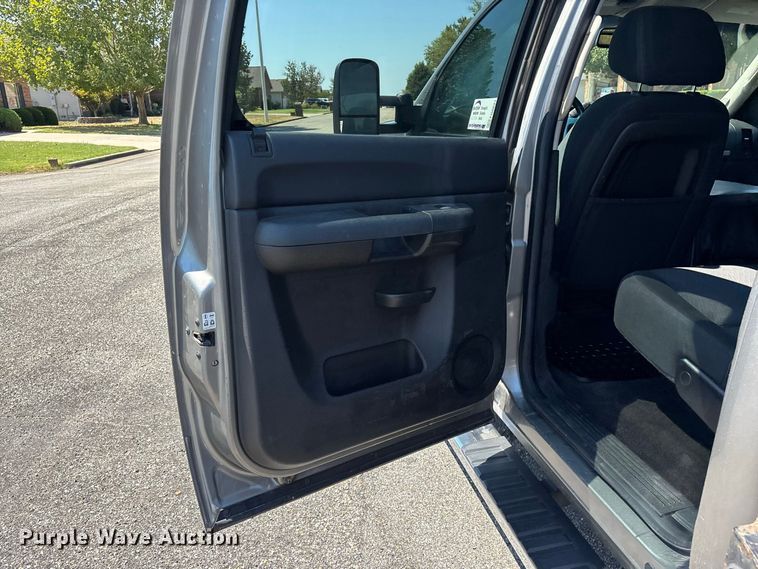 image for item FG0621 2013 GMC Sierra 3500 SLE Crew Cab flatbed pickup truck