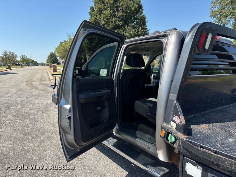image for item FG0621 2013 GMC Sierra 3500 SLE Crew Cab flatbed pickup truck