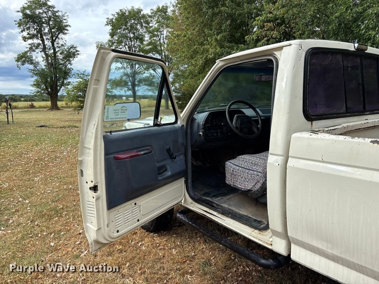 image for item FG0667 1991 Ford F250 Custom pickup truck