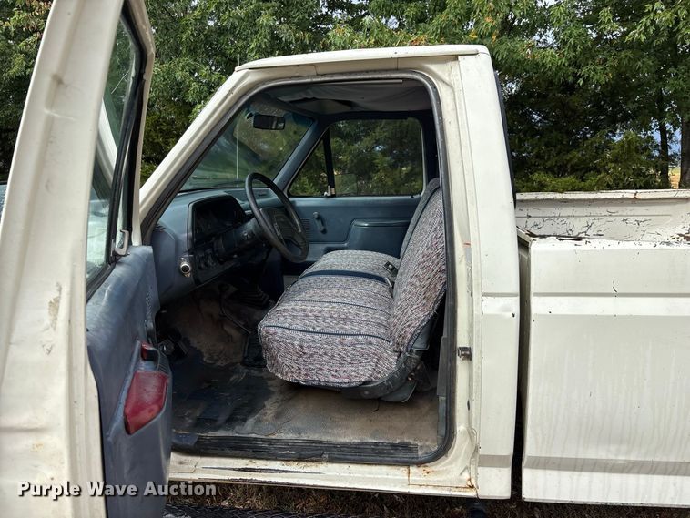 image for item FG0667 1991 Ford F250 Custom pickup truck
